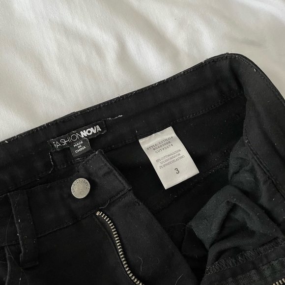 Black pants with holes - Picture 2 of 3